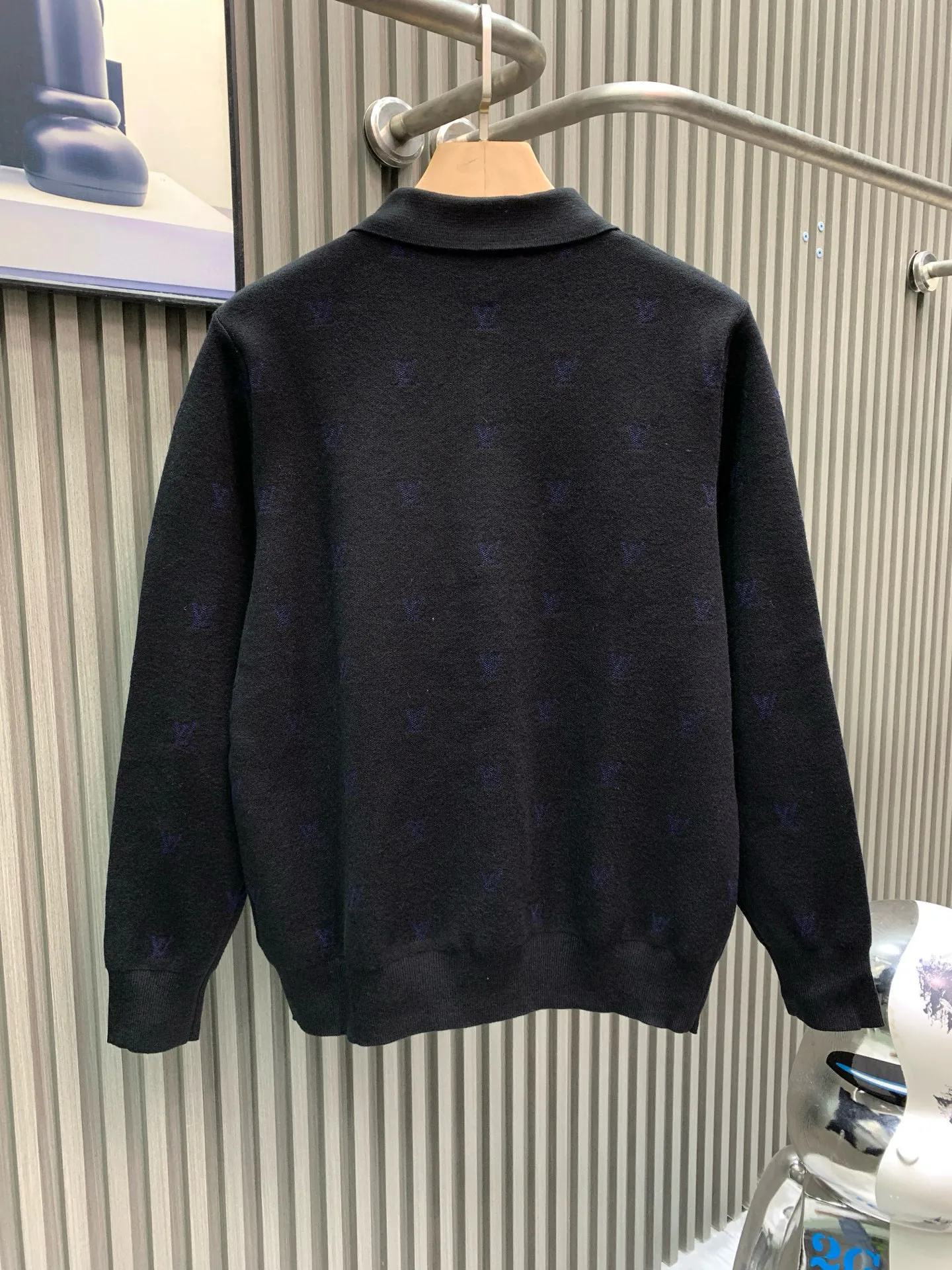 🅿️400 🀄️ Louis Vuitton Louis Vuitton 1v25fw Monogram jacquard wool Polo shirt. 1:1 color matching according to yp. Fei Dong's work. Inspired by Korean painter park Seo-BO. The final color effect is as high as 98%. 60% sheep wool 30% mulberry silk 10% cashmere. The loom requires 32 imported sand spits. The cost is very expensive. It is twice the price of ordinary woolen sweaters. Use a 47W Stoll 14-needle ultra-fine machine imported from Germany for weaving. It takes 180 minutes to weave a piece of fabric. 20 wool blends. Different sleeve patterns should be divided into left and right when sewing. The loom is cylindrical jacquard. It is full of taste for daily wear.